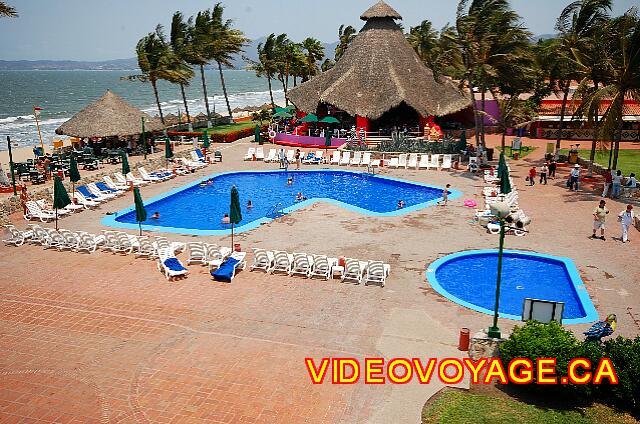 Mexique Bucerias Royal Decameron Vallarta Une grande terrasse, 60 chaises longues, 12 parasols et un bar entre la plage et la piscine.