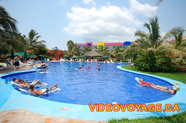 Mexique Bucerias Royal Decameron Vallarta The latest resort pool. Here is a section to install deep chairs in the pool.