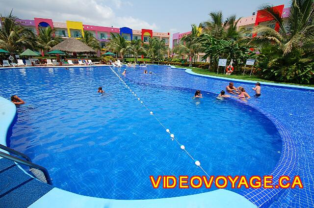 Mexique Bucerias Royal Decameron Vallarta Divided into two, a shallow right section and a deeper section left. On the other side of the pool, pool bar.