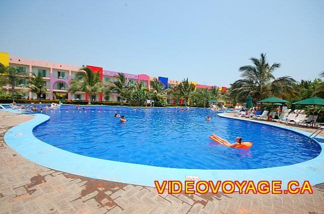 Mexique Bucerias Royal Decameron Vallarta Quite a number of sun loungers and parasols.