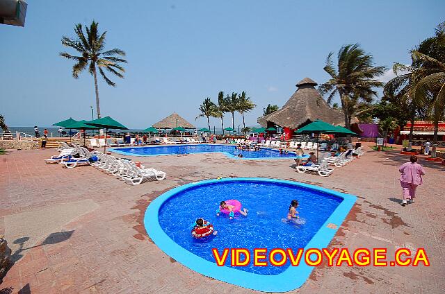 Mexique Bucerias Royal Decameron Vallarta La piscine des enfants au centre de la terrasse.