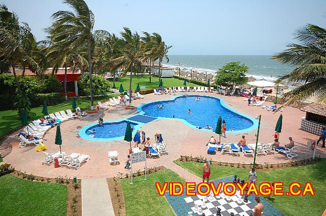 Mexique Bucerias Royal Decameron Vallarta La piscine 2 est une petite piscine aussi.  Situé aussi dans la section Flamingo. Le bar situé entre la piscine et la plage. Près de 60 chaises longues et 14 parasols. Le comptoir pour les serviettes de plage est situé à droite.