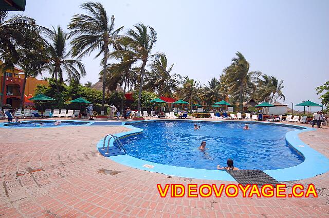 Mexique Bucerias Royal Decameron Vallarta Une grande terrasse autour de la piscine.