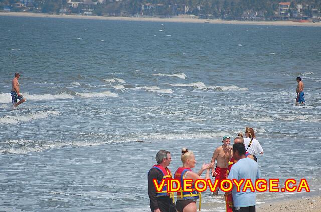 Mexique Bucerias Royal Decameron Vallarta Des clients qui entrent dans la mer.  Les vagues sont de moyennes à hautes.