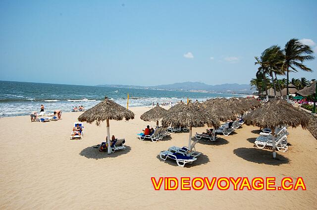 Mexique Bucerias Royal Decameron Vallarta Un des regroupements de parasols sur la plage.