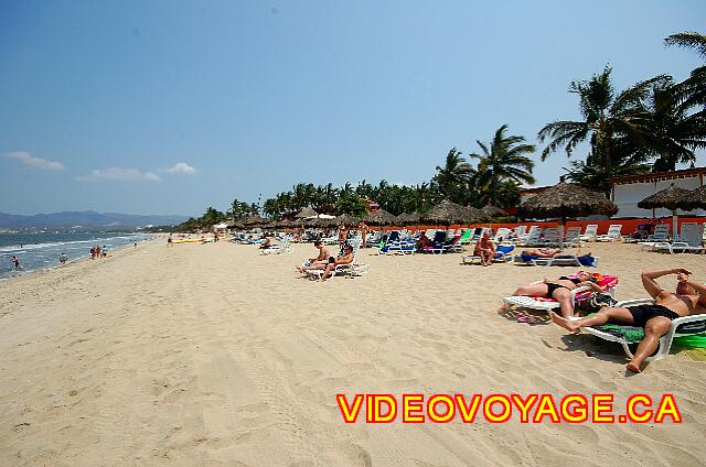 Mexique Bucerias Royal Decameron Vallarta La plage en après midi avec le soleil au dessus de la mer. Le soleil se lève à droite et se couche à gauche.