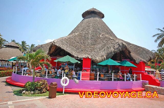 Mexique Bucerias Royal Decameron Vallarta Une terrasse extérieur très agréable et très populaire.