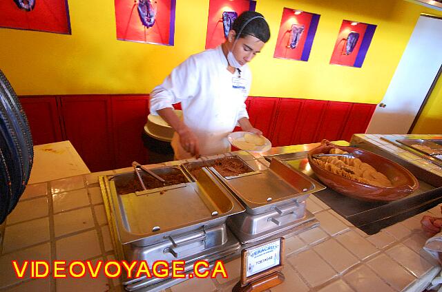 Mexique Bucerias Royal Decameron Vallarta Les employés portent des masques pour l'hygiêne. Un buffet à saveur Mexicaine.