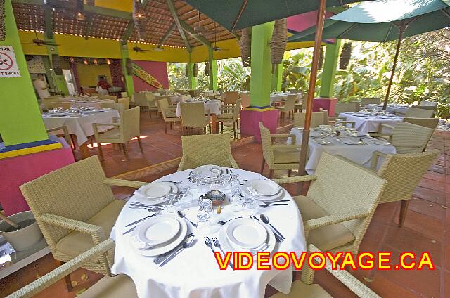 Mexique Bucerias Royal Decameron Vallarta Quelques tables sous les parasols de la terrasse.