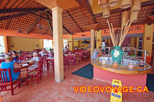 Mexique Bucerias Royal Decameron Vallarta Avec un buffet au centre.