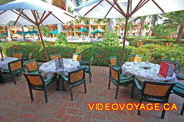 Mexique Bucerias Royal Decameron Vallarta Avec des tables sur une terrasse extérieur.