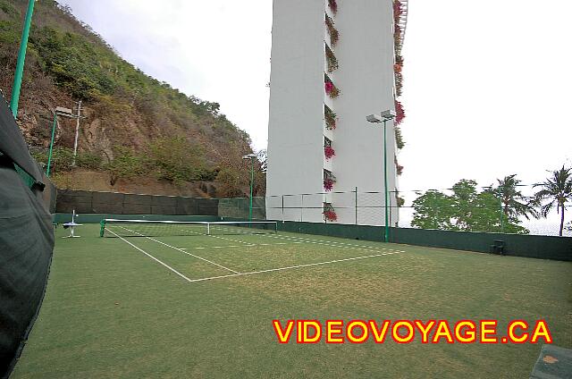 Mexique Puerto Vallarta Dreams Puerto Vallarta Un des terrains de tennis, le décor est impressionant autour...