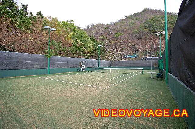 Mexique Puerto Vallarta Dreams Puerto Vallarta Una pista de tenis en un terreno muy escarpado, con una mano en el vacío y el otro lado parece ....