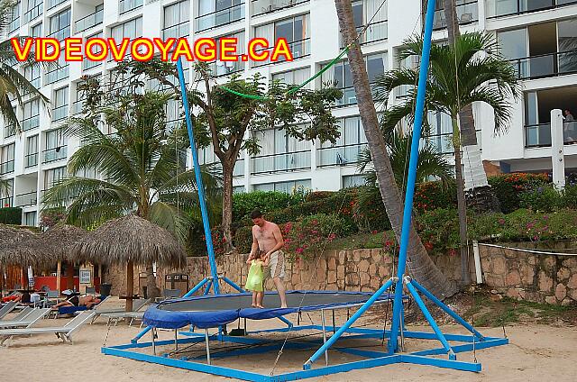 Mexique Puerto Vallarta Dreams Puerto Vallarta Una cama elástica en la playa, el padre y la hija parece trabajar duro!