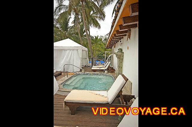 Mexique Puerto Vallarta Dreams Puerto Vallarta With a pool of water on the terrace.