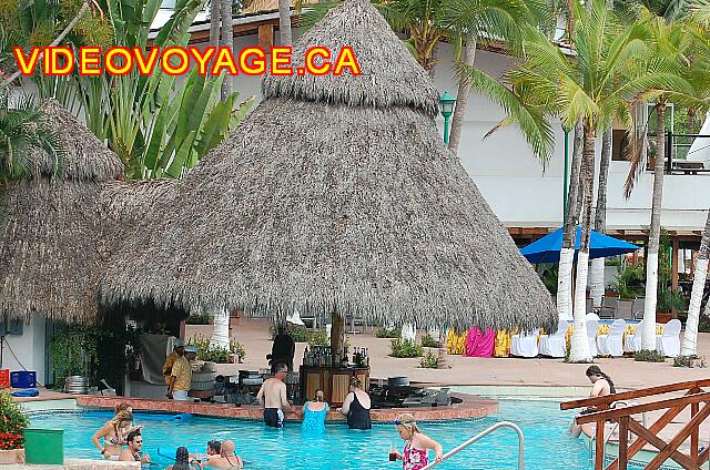 Mexique Puerto Vallarta Dreams Puerto Vallarta A small bar with a counter in the pool.