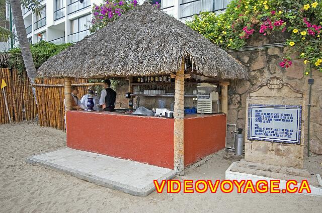 Mexique Puerto Vallarta Dreams Puerto Vallarta Entouré de sable, donc inaccessible aux personnes handicapés.  A droite une affiche qui explique le retour des serviettes de plage.