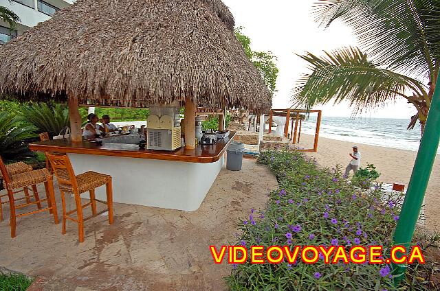 Mexique Puerto Vallarta Dreams Puerto Vallarta Le bar Barracuda  est situé sur le bord de la plage du coté sud.