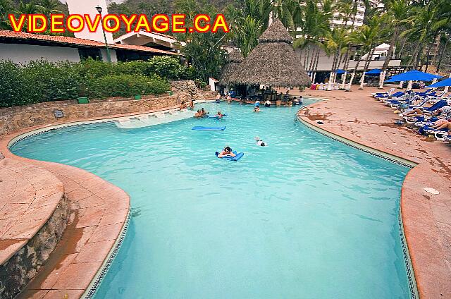 Mexique Puerto Vallarta Dreams Puerto Vallarta Le reste de la piscine avec les chaises longues et parasols à droite.