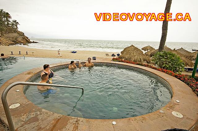 Mexique Puerto Vallarta Dreams Puerto Vallarta A large hot tub next to the relaxation pool.