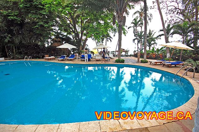 Mexique Puerto Vallarta Dreams Puerto Vallarta Près du jacuzzi, la piscine Las Palmas qui est de petite dimension avec quelques chaises longues et parasols.