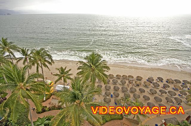 Mexique Puerto Vallarta Dreams Puerto Vallarta Des activités sportives sur la plage à gauche.