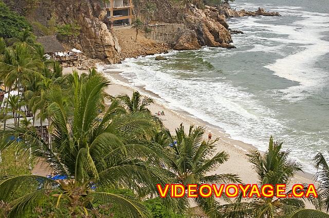 Mexique Puerto Vallarta Dreams Puerto Vallarta La plage du coté sud termine aussi avec une pointe rocheuse.