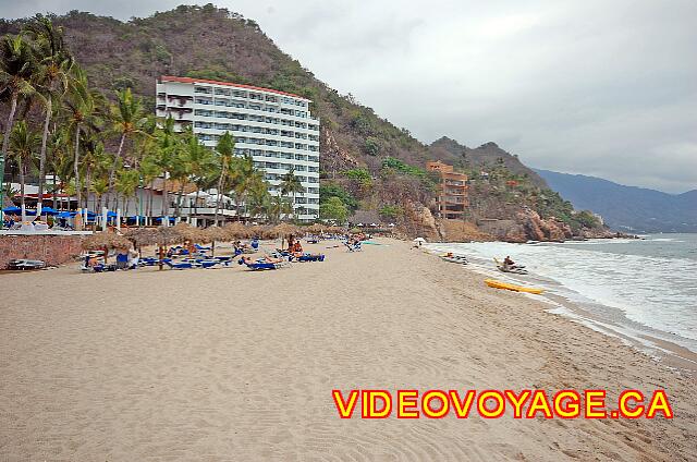 Mexique Puerto Vallarta Dreams Puerto Vallarta Les chaises longues et parasols sont regroupé ensemble.