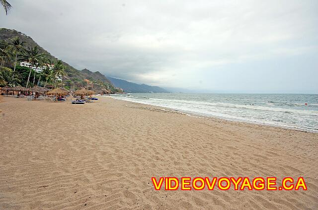 Mexique Puerto Vallarta Dreams Puerto Vallarta Une plage profonde avec un décor de montagne.