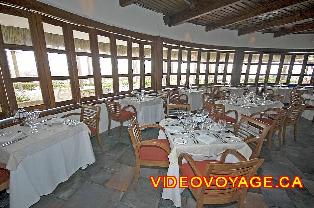 Mexique Puerto Vallarta Dreams Puerto Vallarta The tables on the side windows.