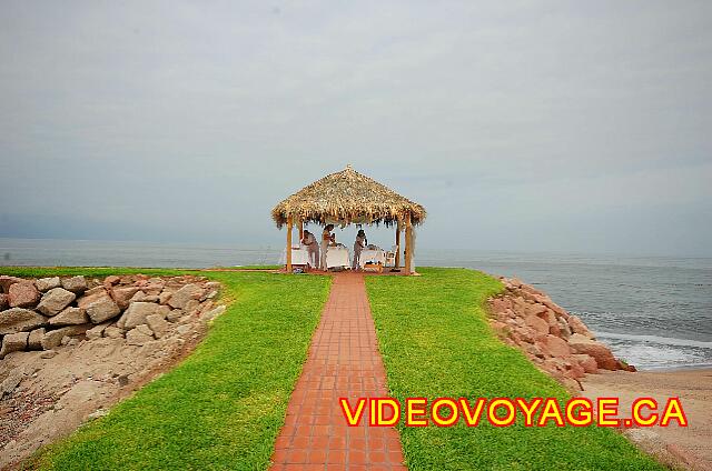 Mexique Puerto Vallarta Friendly Hola Vallarta A gazebo to give massages on the beach.