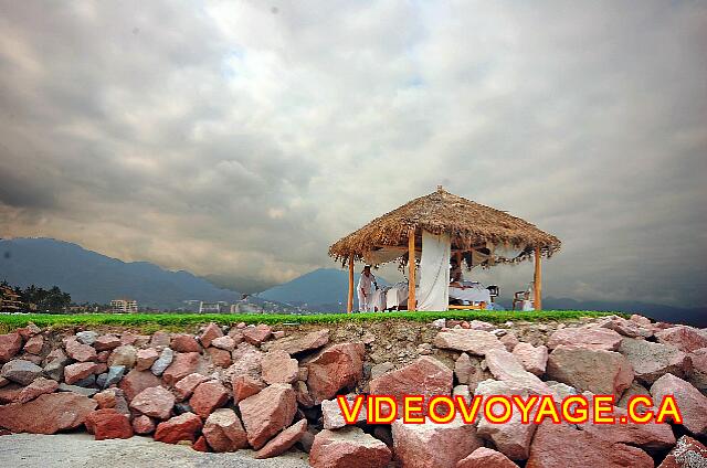 Mexique Puerto Vallarta Friendly Hola Vallarta The mountains in the background on a cloudy day.