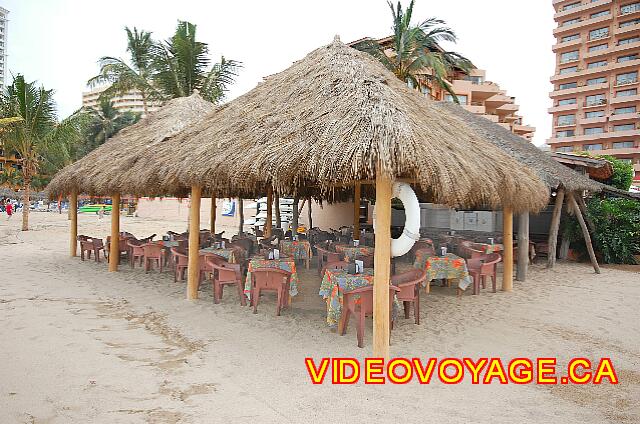 Mexique Puerto Vallarta Friendly Hola Vallarta El bar en la playa por un lado y el bar de la piscina en el otro lado.