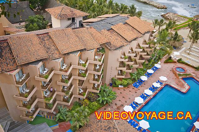 Mexique Puerto Vallarta Friendly Hola Vallarta The villa rooms are located on each side of the pool.