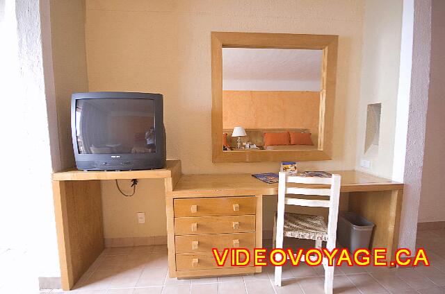 Mexique Puerto Vallarta Friendly Hola Vallarta A makeup artist, the TV and storage space.