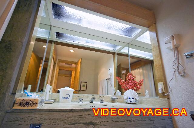 Mexique Puerto Vallarta Friendly Hola Vallarta The counter of the bathroom is large enough, a powerful lighting, mirrors in all directions, ...