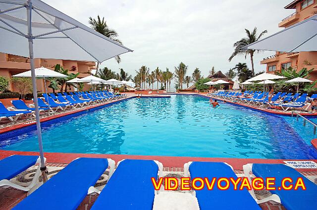 Mexique Puerto Vallarta Friendly Hola Vallarta The chairs arranged near the pool.