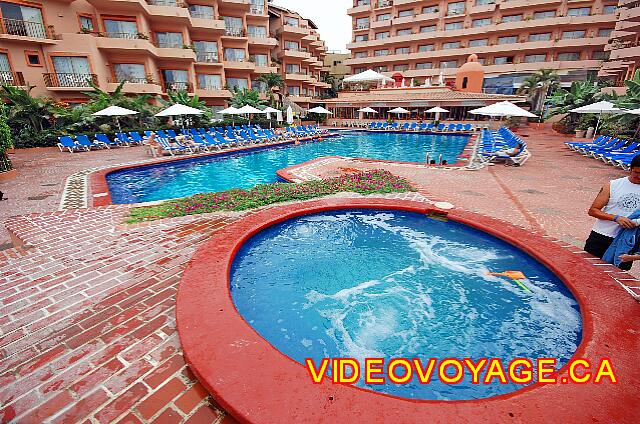 Mexique Puerto Vallarta Friendly Hola Vallarta A small jacuzzi at the end of the pool.