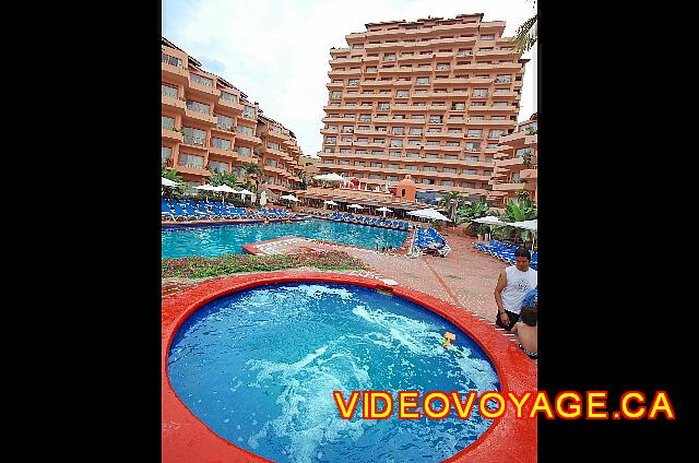 Mexique Puerto Vallarta Friendly Hola Vallarta The hot tub on a raised terrace.