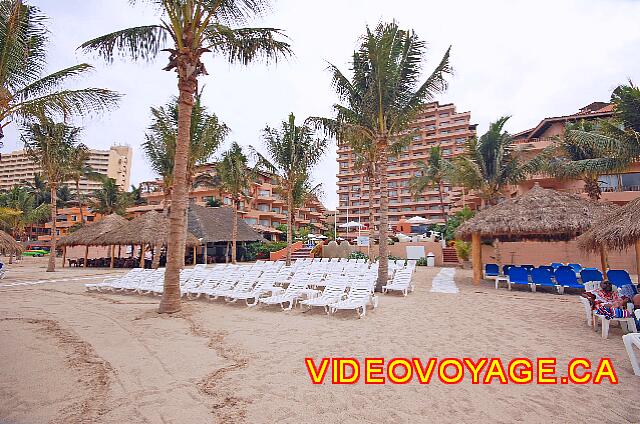 Mexique Puerto Vallarta Friendly Hola Vallarta Huge right palapas with lounge chairs covered in fabric.