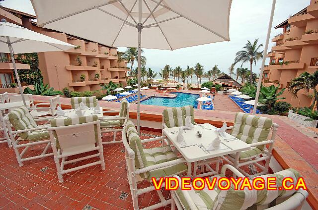 Mexique Puerto Vallarta Friendly Hola Vallarta On the terrace above the pool, the sunset grill restaurant for dinner while watching the sunset.