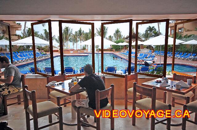 Mexique Puerto Vallarta Friendly Hola Vallarta Varias mesas con una vista de la piscina.