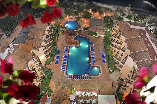 Mexique Puerto Vallarta Friendly Hola Vallarta The rear of the hotel at night.