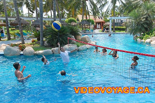 Mexique Nuevo Vallarta Riu Jalisco Dans la piscine des enfants une partie de volleyball avec un gros ballon pour rendre cela plus facile.