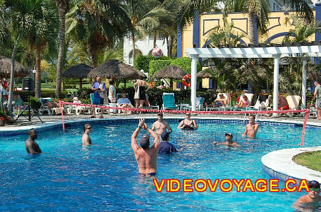 Mexique Nuevo Vallarta Riu Jalisco Dans la piscine des adultes un autre filet de volleyball.