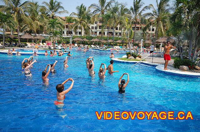 Mexique Nuevo Vallarta Riu Jalisco L'aquagym dans la piscine des adultes.