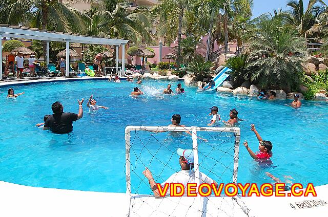 Mexique Nuevo Vallarta Riu Jalisco Du waterpolo dans la piscine des enfants, parfois dans la piscine des adultes.