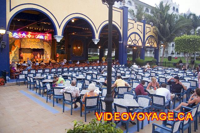 Mexique Nuevo Vallarta Riu Jalisco La terrasse au centre du site attire beaucoup de monde le soir. à droite au fond, des musiciens jouent de la musique pour danser avant et après le spectacle.