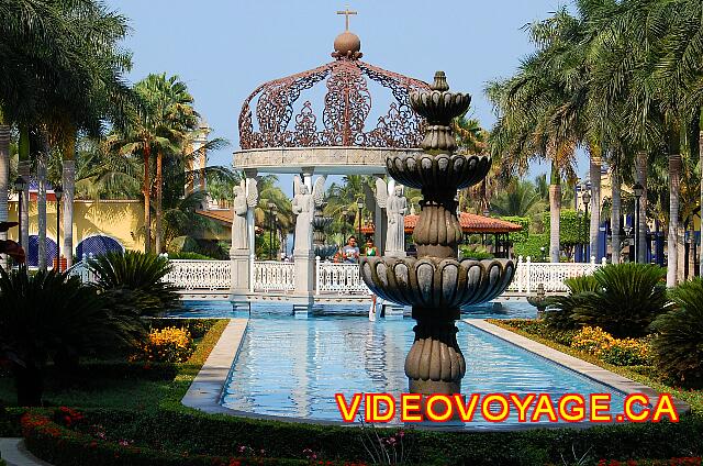 Mexique Nuevo Vallarta Riu Jalisco Customers like to walk at night around the fountains and gazebo.