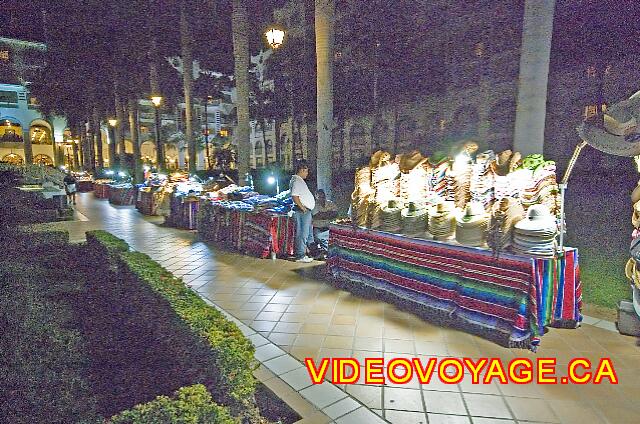 Mexique Nuevo Vallarta Riu Jalisco Some evenings, artisans moved into the aisle.